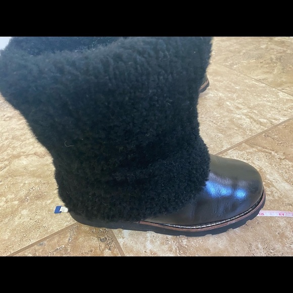 UGG CLASSIC II Sherpa w/leather Short Boots - Picture 10 of 13